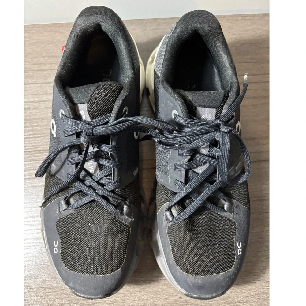 On Cloud On Running‎ Women's Cloudflyer 4 Sneakers Black White Size 8